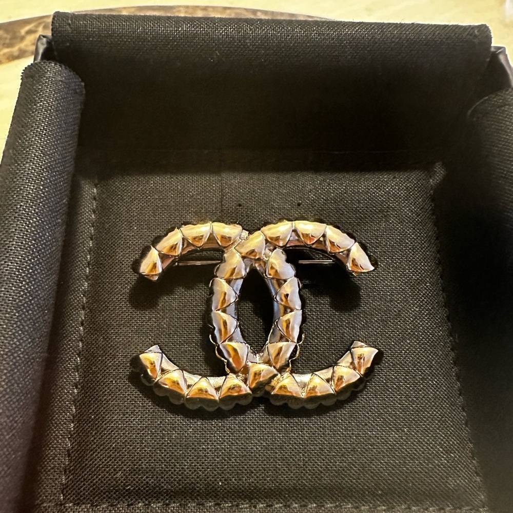 New Chanel Sliver Hearts Around CC Brooch